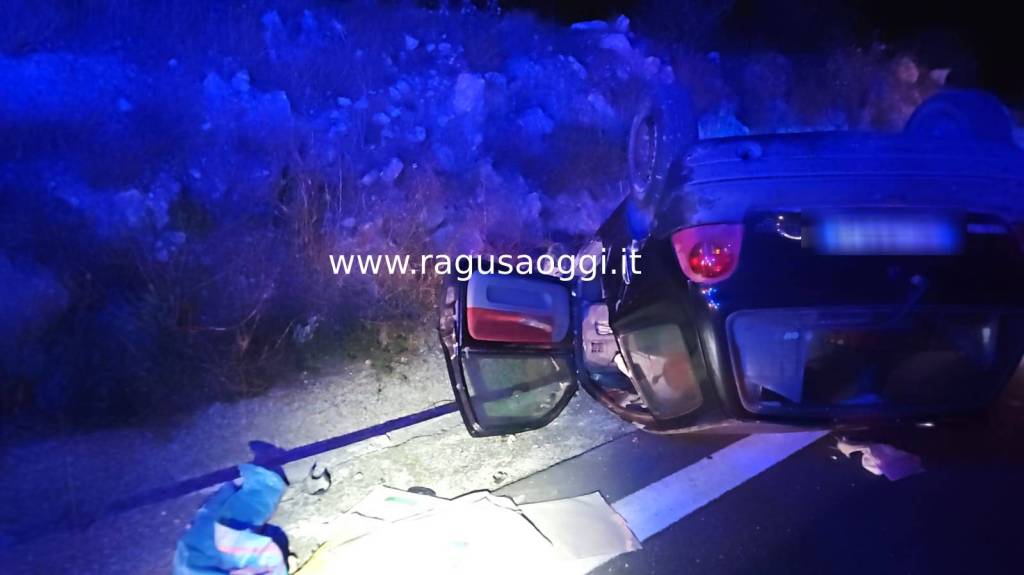 Auto si capotta e il conducente insanguinato scappa via. Il